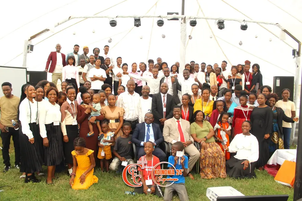 The Koi 24' family gathered for a group photo in the tent
